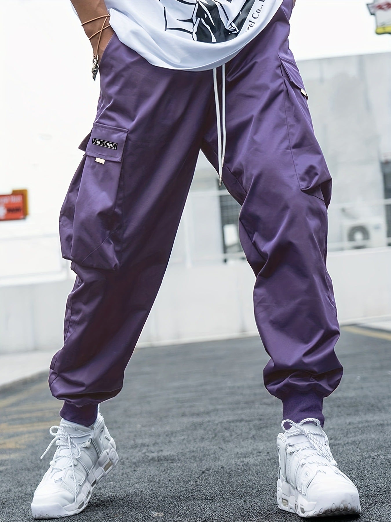 Men’s streetwear cargo pants with adjustable waist and utility pockets 
